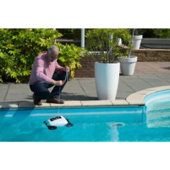 Robot Nettoyeur De Fond De Piscine Ubbink Robotclean Accu -Piscines Ubbink Boutique robot accupool ambiance2 min