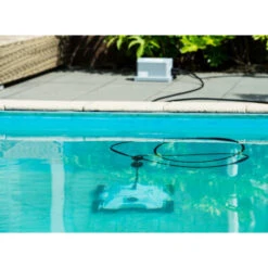 Robot Nettoyeur Fond De Piscine Ubbink Robotclean 1 Noir Et Blanc -Piscines Ubbink Boutique robotclean 1 fond piscine ubbink ambiance 2